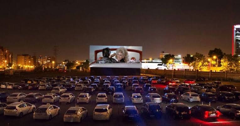 Cinemas drive-in: Um encontro no carro!