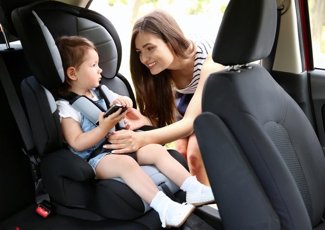 Como transportar crianças no carro